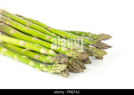 Bundle di sacco di intere fresche asparago verde lancia isolati su sfondo bianco Foto Stock