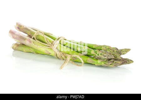 Bundle di sacco di intere fresche asparago verde lancia legato da iuta isolati su sfondo bianco Foto Stock