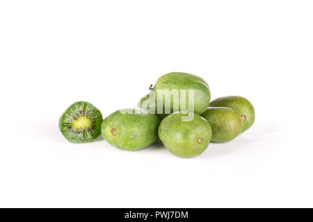 Sacco di tutta una metà del fresco verde mini baby kiwi isolati su sfondo bianco Foto Stock