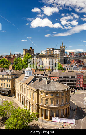 Regno Unito, Inghilterra, Tyneside, Newcastle upon Tyne, Guildhall e quayside edifici, vista in elevazione dal Tyne Bridge Foto Stock