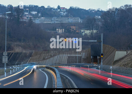 La spia auto sentieri nella parte anteriore di un tunnel a Lugano in Svizzera Foto Stock