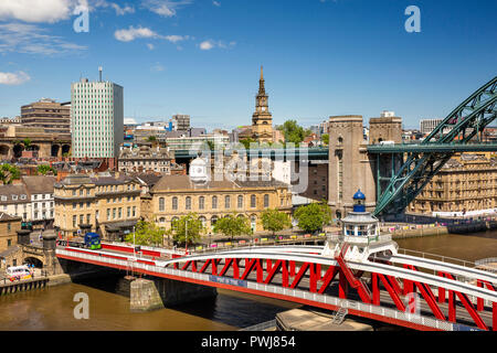 Regno Unito, Inghilterra, Tyneside, Newcastle upon Tyne, ponte girevole e molo nord del Tyne Bridge dal livello alto ponte Foto Stock