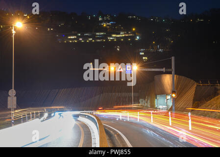 La spia auto sentieri nella parte anteriore di un tunnel a Lugano in Svizzera Foto Stock