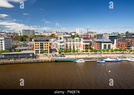 Regno Unito, Inghilterra, Tyneside, Newcastle upon Tyne, Quayside edifici per uffici a padiglione Swirle scultura Foto Stock