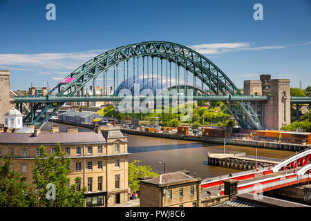 Regno Unito, Inghilterra, Tyneside, Newcastle upon Tyne, Tyne Bridge e centro di salvia, vista in elevazione dal livello alto ponte Foto Stock