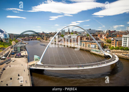 Regno Unito, Inghilterra, Tyneside, Gateshead Millennium Bridge sul fiume Tyne dal Baltic Centre for Contemporary Art Foto Stock