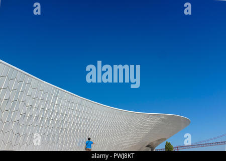 La MAAT - Museo di Arte, Architettura e Tecnologia, Belem, Lisbona, Portogallo. Edificio progettato da Amanda Levete Foto Stock