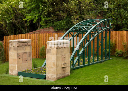 Regno Unito, Inghilterra, Tyneside, Gateshead, Quay, giardino con il modello in scala del Tyne Bridge Foto Stock