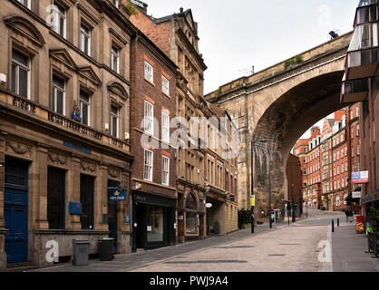 Regno Unito, Inghilterra, Tyneside, Newcastle upon Tyne, laterale passando sotto il ponte ferroviario a corona Posada pub Foto Stock