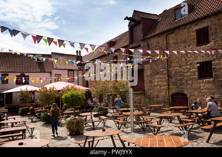 Regno Unito, Inghilterra, Tyneside, Newcastle upon Tyne, Sandhill, il Quayside, Wetherspoon pub nel centro storico di magazzino Foto Stock