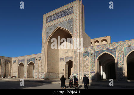 Cortile interno del Siddikiyon anche la Moschea Kalyan completato circa 1514 parte del Po-i-Kalyan islamico complesso religioso a Bukhara, Uzbekistan Foto Stock