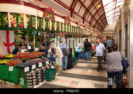 Regno Unito, Inghilterra, Tyneside, Newcastle upon Tyne, Grainger, mercato interno, frutta e verdura in stallo al di sotto del tetto vetrato Foto Stock