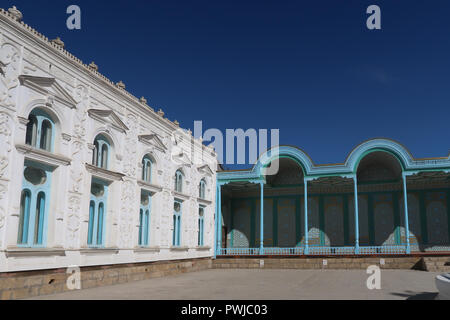 Il cortile di Sitorai Mokhi Khosa o Hossa palace e il museo opere letterarie tradotte al palazzo di moon-come le stelle che era la residenza estiva degli ultimi emiri Bukhara situata a 4 km a nord dalla città di Bukhara in Uzbekistan Foto Stock