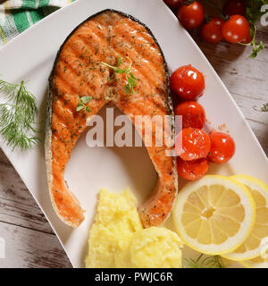 Salmone fresco con purea di patate e pomodori Foto Stock