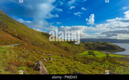 A Ardnamurchan, nelle Highlands della Scozia, Regno Unito. La Scenic e via unica strada da Glenborrodale di Kilchoan passando Camus nan Geall viewpoint Foto Stock
