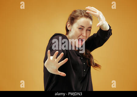 Ho paura. Spavento. Ritratto di donna spaventata. Business Woman Standing isolato sul trendy di sfondo per studio. Metà femmina-lunghezza verticale. Le emozioni umane, espressione facciale concetto. Foto Stock