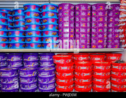 Il Natale di scatole di caramelle o cioccolatini o caramelle impilate su un ripiano shop. Foto Stock