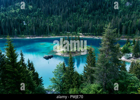 Caumasee lago con una piccola isola che si trova nel mezzo del cristallo lago pulito e vicino a Flims, Svizzera. Foto Stock