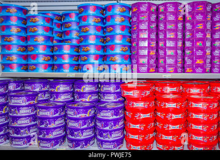 Il Natale di scatole di caramelle o cioccolatini o caramelle impilate su un ripiano shop. Foto Stock