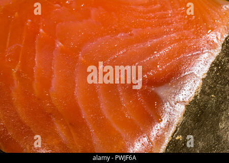 Tagliate a fette il salmone irlandese affumicato Foto Stock