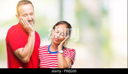 Centro Ispanico di età matura in amore su sfondo isolato dormire stanchi di sognare e in posa con le mani insieme mentre sorridente con gli occhi chiusi. Foto Stock