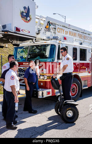 Miami Florida,Little Havana,Calle Ocho,Eighth 8th Street,Fire Rescue,camion con motore antincendio,scala,pompiere,pompiere,uomo uomini maschio adulti,uomini,ragazza g Foto Stock