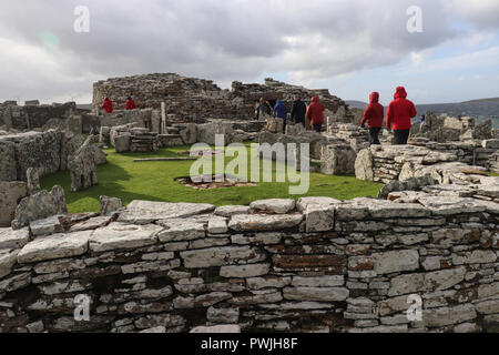 I visitatori possono esplorare i suggestivi resti dell'Broch di Gurness e le sue circostante borgo, tutti realizzati di stalattite, sulle isole Orcadi Scozia, Regno Unito. Foto Stock