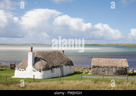 Con il tetto di paglia tradizionali croft, Malacleit, North Uist, Ebridi Esterne, Scotland, Regno Unito Foto Stock