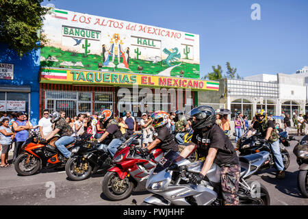 Miami Florida,Little Havana,Calle Ocho,Eighth 8th Street,Tres Reyes Magos,Three 3 Kings Day Parade,festival ispanico,tradizione,moto club,gruppo,h Foto Stock