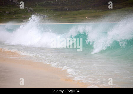 Onda di rottura sulla spiaggia Scarista, Harris, Ebridi Esterne, Scotland, Regno Unito Foto Stock