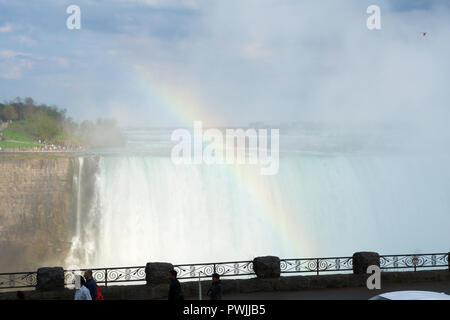 NIAGARA Falls, Ontario, Canada - 21 Maggio 2018: Spettacolare rainbow al lato canadese delle Cascate del Niagara con cascate Horseshoe in background Foto Stock