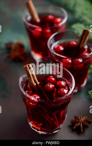 Mulled vino rosso con mirtilli rossi, il fuoco selettivo. Foto Stock