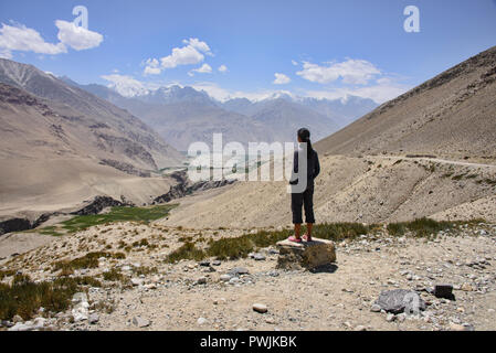 Guardando nel Wakhan Valley e Afghanistan Hindu Kush, Langar, Tagikistan Foto Stock