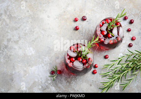 Cold drink rinfrescante con mirtilli e rosmarino su un cemento grigio sfondo Foto Stock