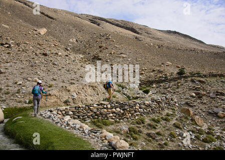 Trekking lungo un canale di irrigazione di Engel's Peak, Langar, Tagikistan Foto Stock