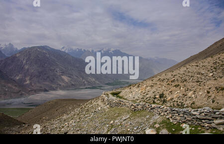 Trekking lungo un canale di irrigazione di Engel's Peak, Langar, Tagikistan Foto Stock