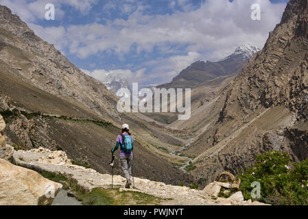 Trekking lungo un canale di irrigazione di Engel's Peak, Langar, Tagikistan Foto Stock