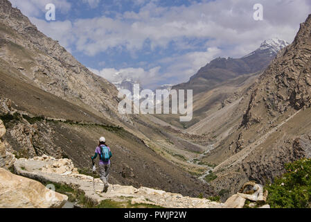 Trekking lungo un canale di irrigazione di Engel's Peak, Langar, Tagikistan Foto Stock