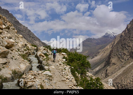 Trekking lungo un canale di irrigazione di Engel's Peak, Langar, Tagikistan Foto Stock