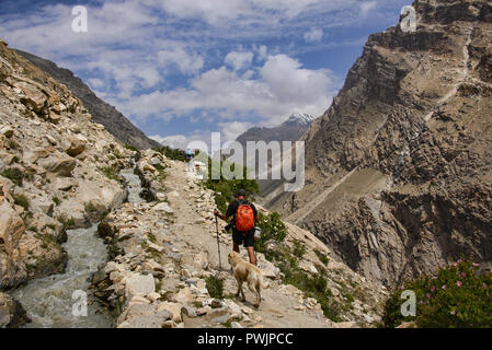 Trekking lungo un canale di irrigazione di Engel's Peak, Langar, Tagikistan Foto Stock