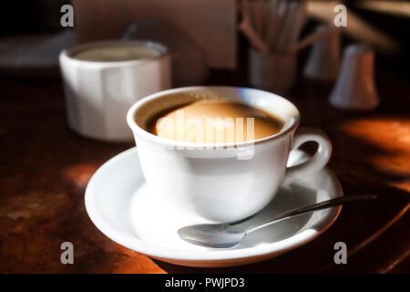 Bianco con tazza di caffè al mattino raggi del sole Foto Stock