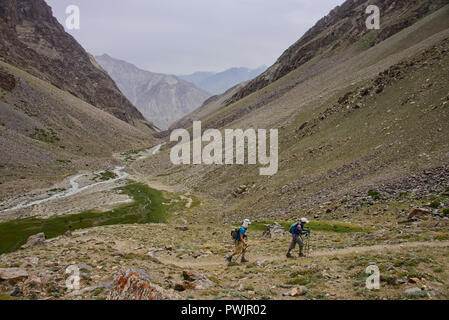 Trekking lungo un canale di irrigazione di Engel's Peak, Langar, Tagikistan Foto Stock