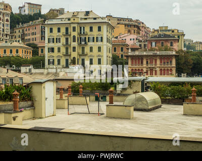 Genova, una città portuale nella regione Liguria. Guardando attraverso i tetti della città dal punto di vista Spianata Castelletto Foto Stock