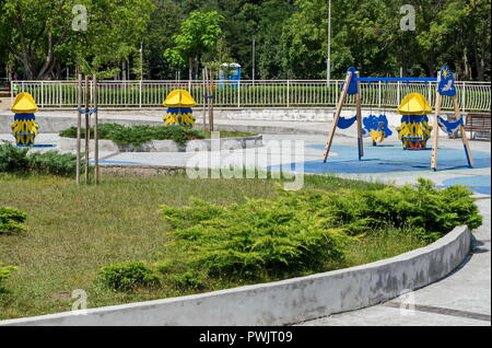 Estate vista verso il giardino pubblico con una foresta naturale nuovo open-air kindergarten, popolare Parco Nord, Vrabnitsa district, Sofia, Bulgaria Foto Stock