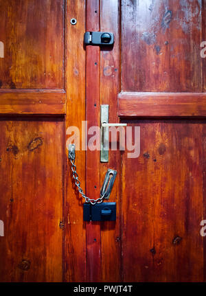 Porta di legno e bloccato Foto Stock