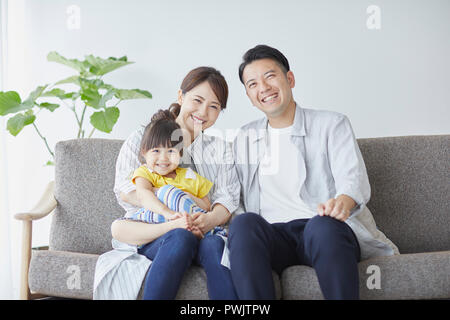 Famiglia giapponese sul divano Foto Stock