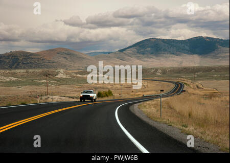 Pickup truck guida su una strada aperta nel Montana, USA Foto Stock