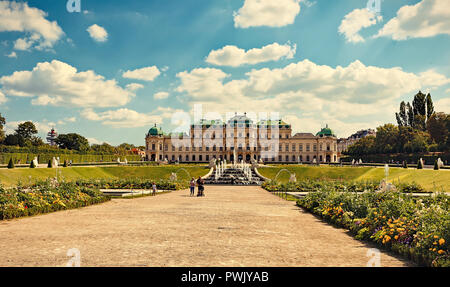 Belvedere superiore Palace con fiori in primo piano. Vienna, Austria Foto Stock