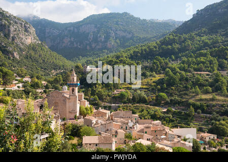 Piccolo villaggio Valldemossa situato nel pittoresco montagne Tramuntana, isola di Mallorca, Spagna Foto Stock