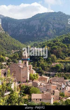 Piccolo villaggio Valldemossa situato nel pittoresco montagne Tramuntana, isola di Mallorca, Spagna Foto Stock